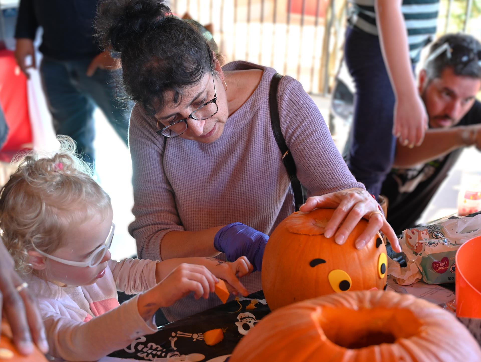 #Mom and daughter Carving