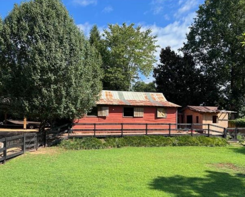 Wood Road barn side view